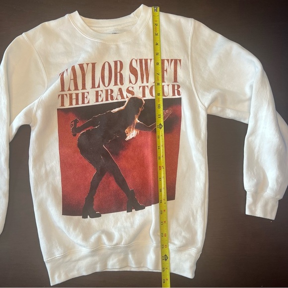TAYLOR SWIFT | THE ERAS TOUR PHOTO WHITE CREWNECK. Size XS. Reputation. - Picture 6 of 10